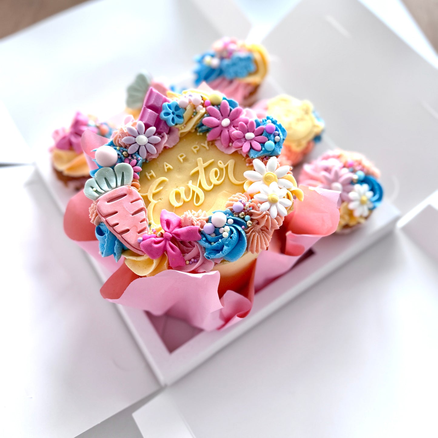 Easter mini Cake and 5 Cupcakes gift box